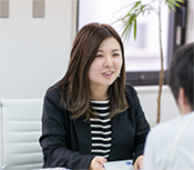 女性スタッフがリフォームプランを提案している様子