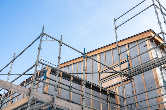 足場が組まれた外壁工事