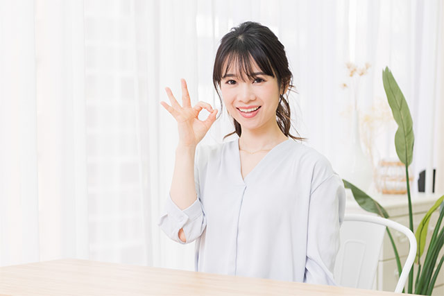OKサインを出す女性