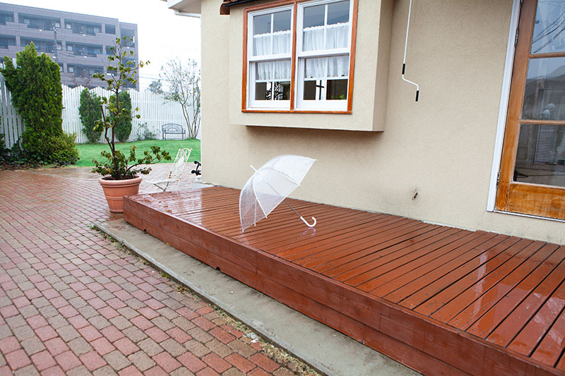 ウッドデッキに置かれた傘