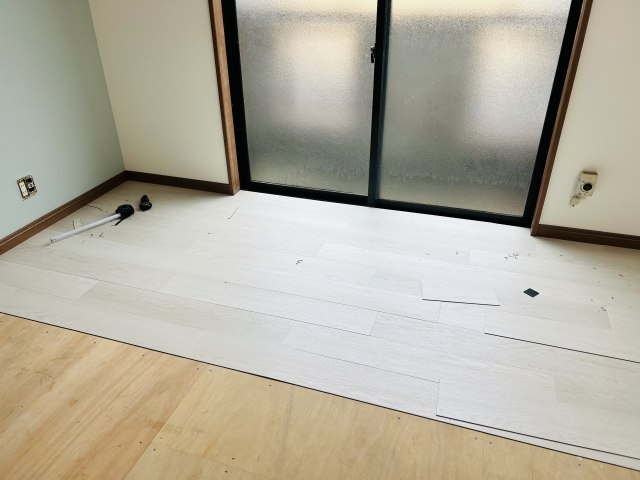 6畳のフローリング張り替え費用は?工法別の相場と安く抑えるコツを徹底解説