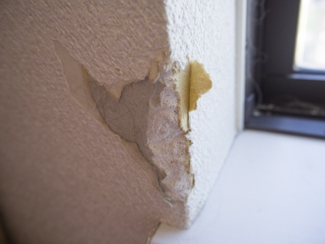 クロスの部分張り替えはDIYか業者か?費用相場と傷・汚れの補修手順を比較