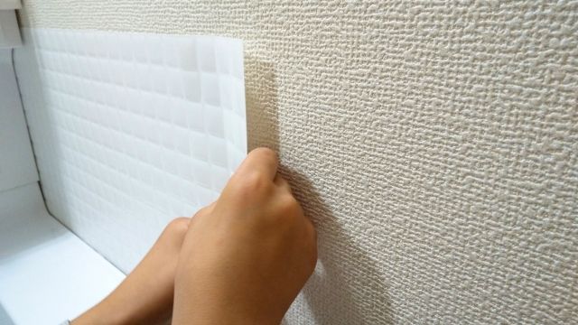 壁紙シールでの張り替えは剥がれる?デメリットや賃貸での注意点・きれいに貼るコツ