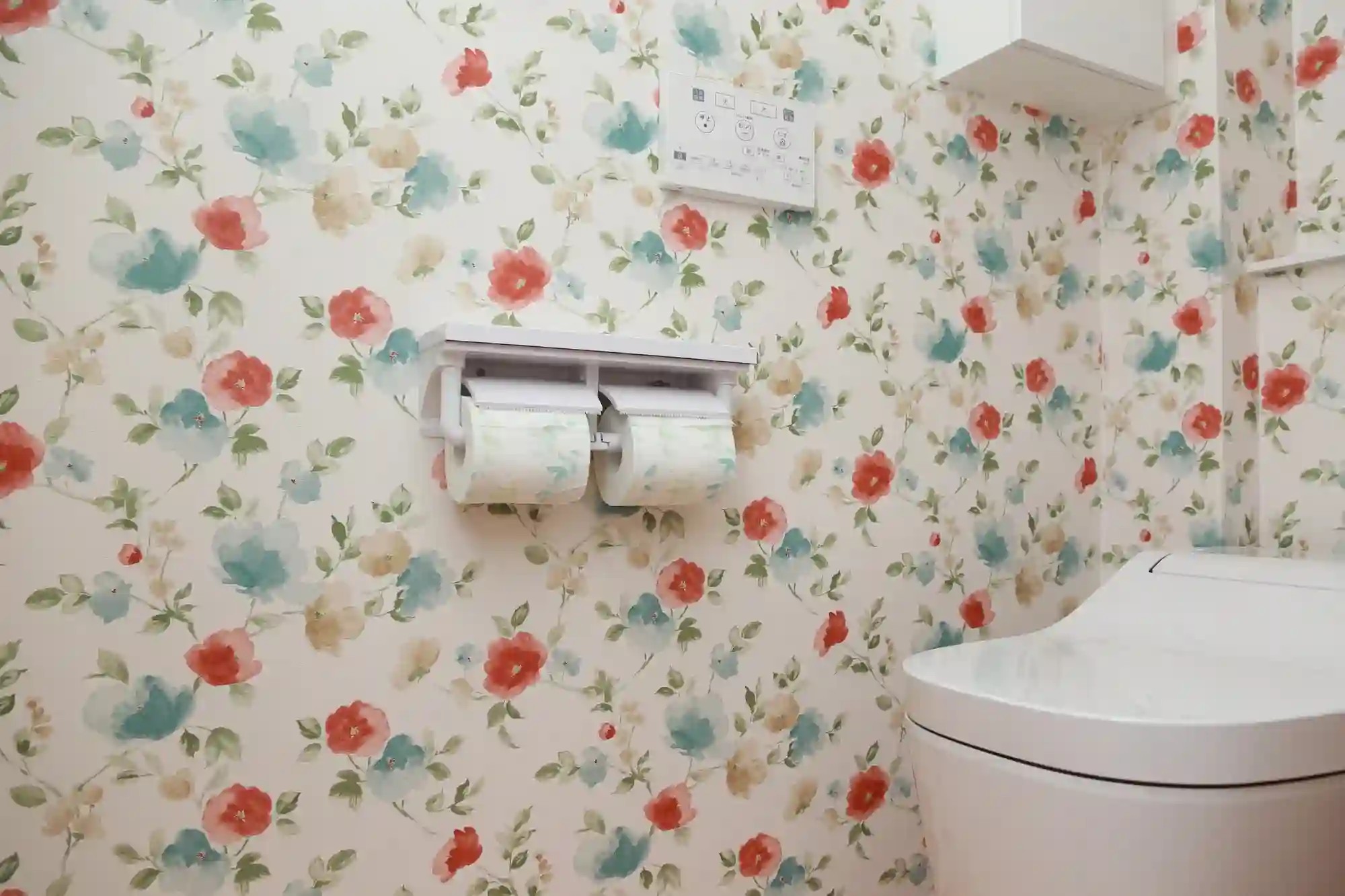 トイレの壁紙張り替え費用は？業者vsDIYの相場比較とおしゃれに仕上げるコツ