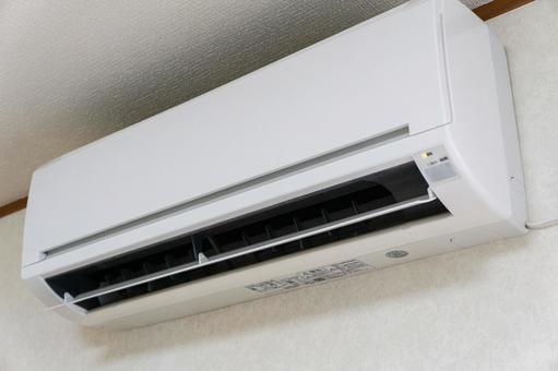 壁紙張り替え時のエアコンはどうする？脱着費用の相場やDIYで綺麗に貼る手順