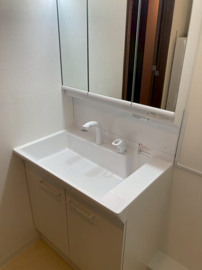 洗面化粧台交換、クロゼットドア工事no.18542