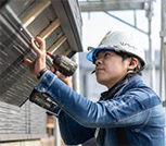 外壁リフォーム作業中の職人の様子